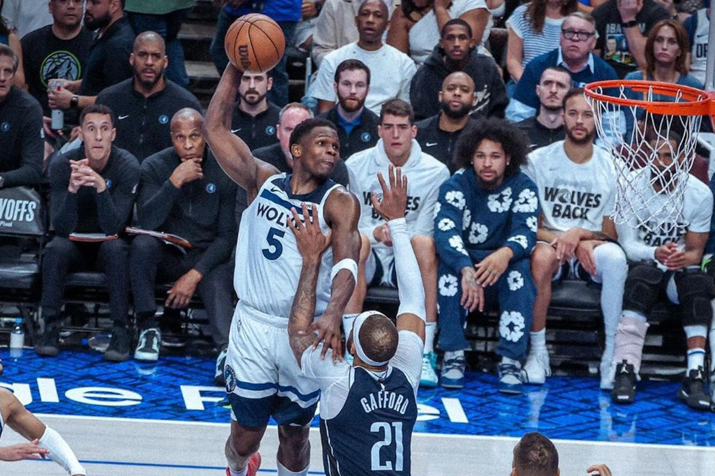 Dari Timberwolves, Anthony Edwards hampir mencetak triple-double dengan 26 poin, 10 assist, dan 9 rebound. Mike Conley Jr. menambah 16 angka, Jaden McDaniels 15 poin, Naz Reid 14 poin, dan Karl-Anthony Towns menyumbangkan 14 angka serta 11 rebound dengan akurasi tembakan yang hanya 27,8 persen atau 5 dari 18 upaya.