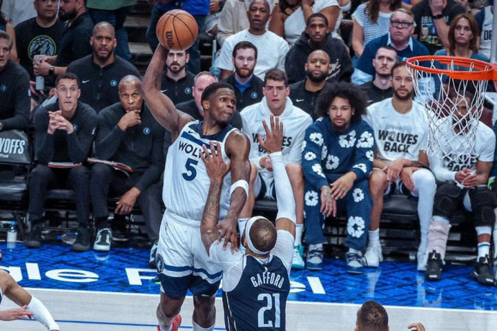Dari Timberwolves, Anthony Edwards hampir mencetak triple-double dengan 26 poin, 10 assist, dan 9 rebound. Mike Conley Jr. menambah 16 angka, Jaden McDaniels 15 poin, Naz Reid 14 poin, dan Karl-Anthony Towns menyumbangkan 14 angka serta 11 rebound dengan akurasi tembakan yang hanya 27,8 persen atau 5 dari 18 upaya.