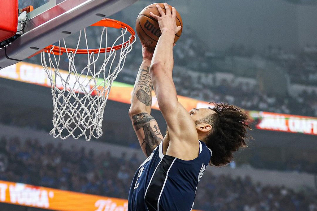 Mavericks kembali tampil luar biasa di kedua sisi lapangan dalam menyerang dan bertahan, mereka tinggal meraih satu kemenangan lagi untuk mengamankan tiket Final NBA dalam 13 tahun.