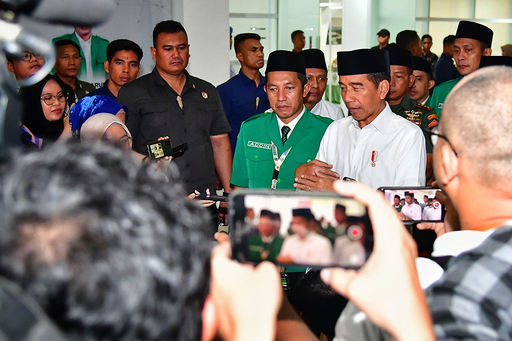 “Ya saya memberikan pertimbangan-pertimbangan tapi tadi kan sudah disampaikan oleh Mendikbud bahwa UKT sementara ini yang kenaikannya sangat tinggi itu dibatalkan dan akan diatur untuk bisa diingatkan tapi nanti teknisnya tanyakan ke Mendikbud tapi intinya sudah dibatalkan oleh Mendikbud,” ujar Presiden.