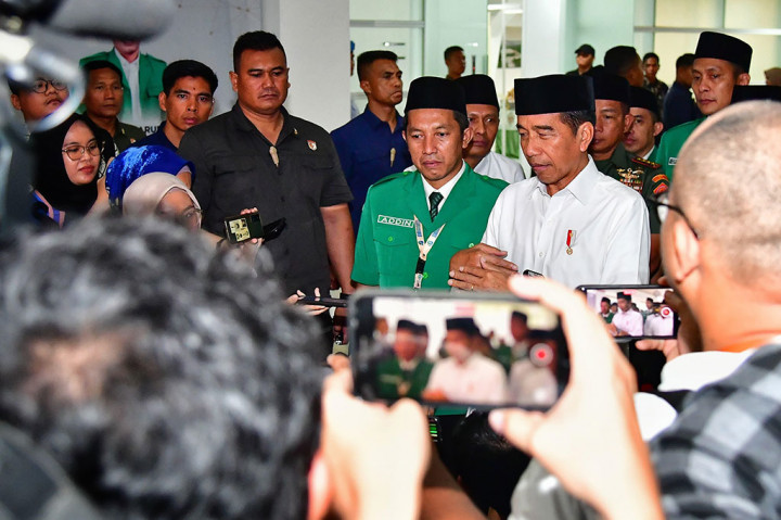 “Ya saya memberikan pertimbangan-pertimbangan tapi tadi kan sudah disampaikan oleh Mendikbud bahwa UKT sementara ini yang kenaikannya sangat tinggi itu dibatalkan dan akan diatur untuk bisa diingatkan tapi nanti teknisnya tanyakan ke Mendikbud tapi intinya sudah dibatalkan oleh Mendikbud,” ujar Presiden.
