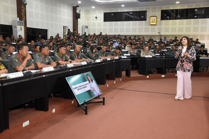 “Di Seskoad siswa diajarkan public speaking dan media handling dengan harapan mereka memiliki kemampuan manajerial komunikasi publik yang semakin baik,” jelas Mayjen Agus Prangarso saat membuka program Media Week bagi perwira siswa Dikreg 64 di Seskoad, Bandung, Senin 27 Mei 2024.