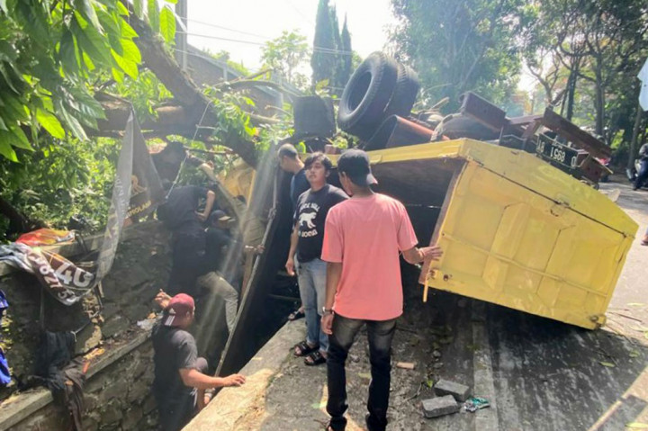 Sebuah kendaraan truk bermuatan paving blok mengalami kecelakaan di turunan Jalan Kolonel Masturi (Kolmas), Kelurahan Cipageran, Kecamatan Cimahi Utara, Kota Cimahi, Senin, 27 Mei 2024 siang. Kecelakaan diduga disebabkan karena rem blong.