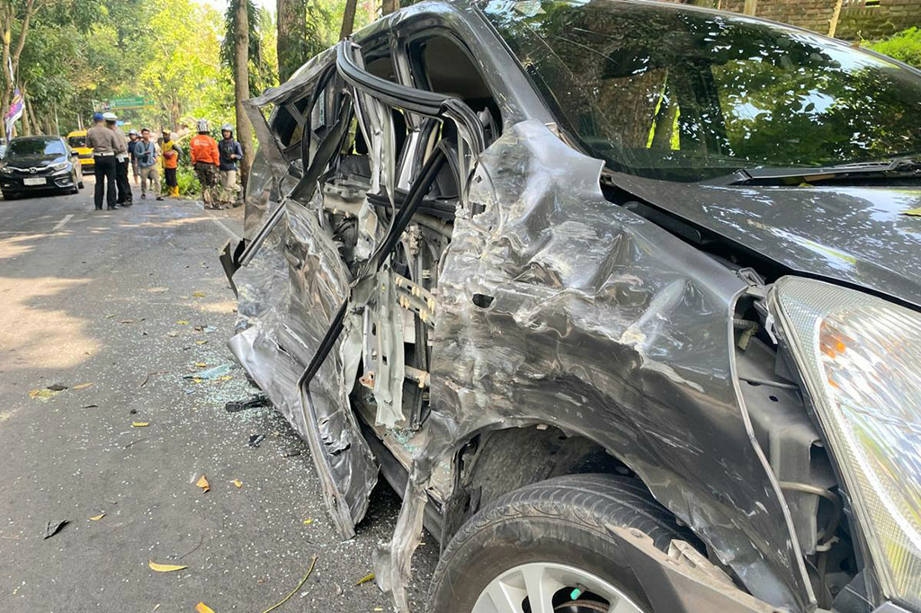 Kapolres Cimahi, AKBP Aldi Subartono menjelaskan bahwa hasil sementara olah TKP, kecelakaan tersebut akibat rem truk mengalami blong.