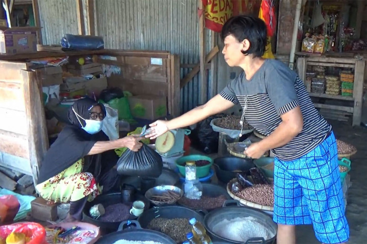 Tak ada yang tak mungkin dan semua tergantung niat dan usaha. Seperti kisah seorang nenek lansia yang berprofesi sebagai penjual beras literan di Polewali Mandar, Sulawesi Barat. Berkat keuletannya bekerja, akhirnya dia bisa mewujudkan impiannya untuk menunaikan ibadah haji setelah menabung selama 12 tahun.