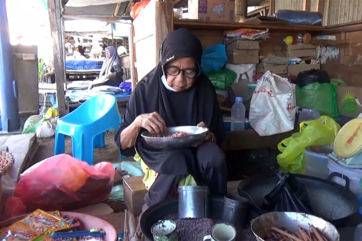 Ia mulai menjual dagangannya pukul 06.00 hingga 11.00. Hasil dari keuntungan berjualan ia sisihkan sedikit demi sedikit sebagai ongkos naik haji. 