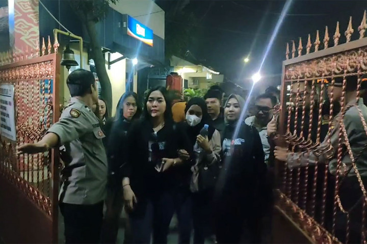 Sosok Linda yang viral di media sosial terkait kasus pembunuhan Vina akhirnya angkat bicara usai diperiksa oleh pihak penyidik Ditreskrimum Polda Jawa Barat, di Mapolres Cirebon Kota, Senin, 27 Mei 2024 dini hari.