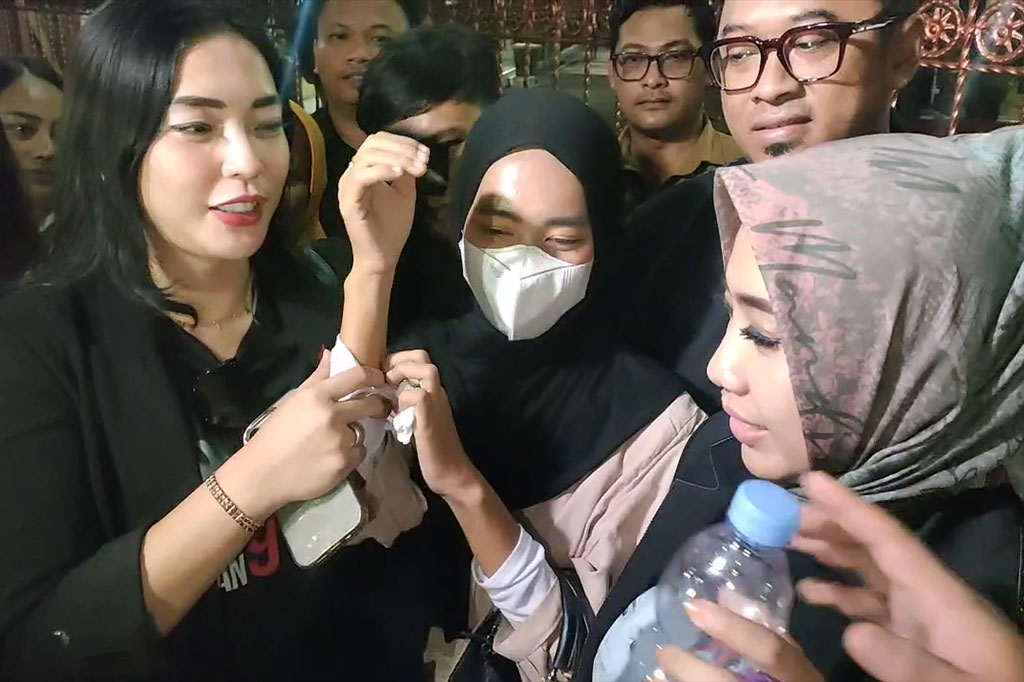 Linda mengaku, bukanlah sosok yang ada di foto di dunia maya yang terdapat tato di lengan kirinya bertuliskan nama Linda.