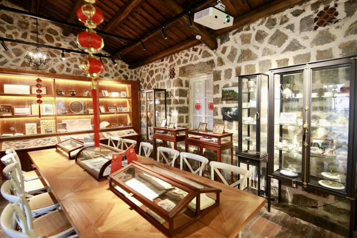 Desa pegunungan yang dulunya tidak dikenal ini kini menjadi sangat terkenal dengan kehadiran sejumlah besar vila orang asing. Vila-vila tersebut telah menjadi saksi perpaduan dan benturan budaya antara Tiongkok dan Barat pada zaman modern, sekaligus membawa kisah persahabatan di seberang perbatasan. 