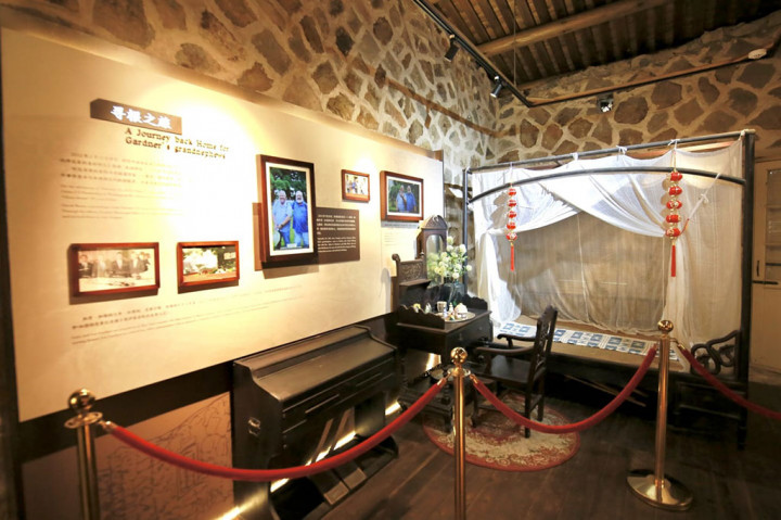 Saat berjalan-jalan menyusuri vila-vila yang dinaungi pepohonan hijau, rombongan media merasa seperti sedang melakukan perjalanan melintasi waktu untuk merasakan kekuatan sejarah dan warisan budaya.