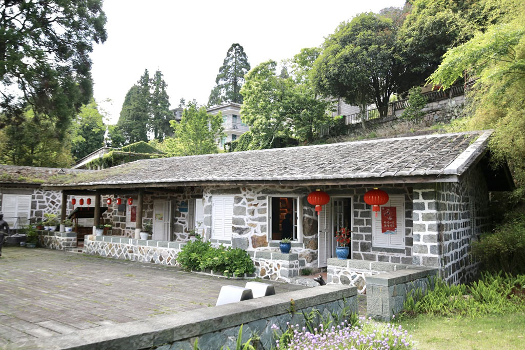 Menurut staf di resor wisata ini, Guling merupakan gunung bersejarah dan budaya yang terkenal di Fuzhou, memiliki warisan sejarah yang kaya dan panjang, serta menjadi tempat favorit para sastrawan sejak zaman kuno, yang meninggalkan banyak puisi dan karya agung. 