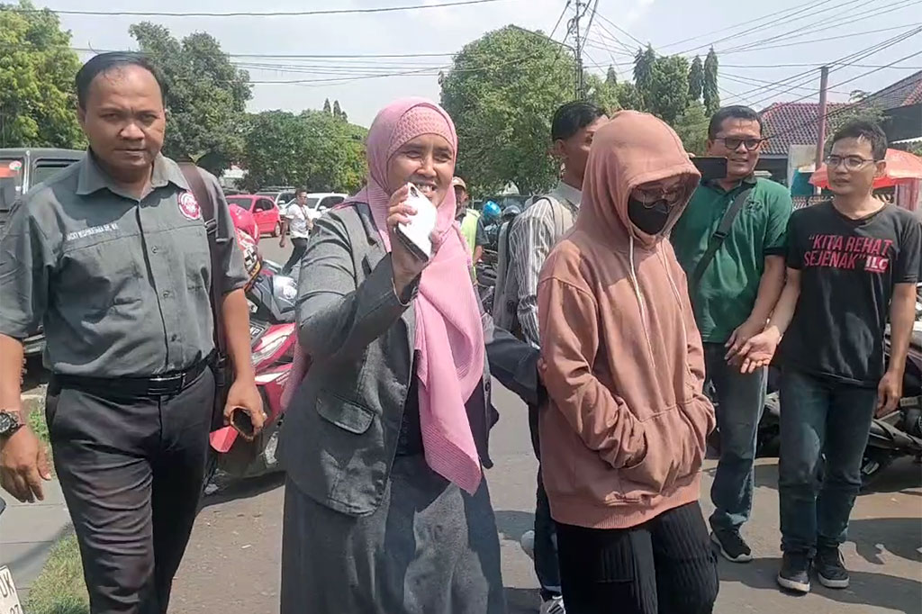 Lusiana, adik kandung Pegi Setiawan, tersangka kasus pembunuhan Vina Dan Eki delapan tahun silam, memenuhi panggilan untuk menjalani pemeriksaan penyidik Ditreskrimum Polda Jabar, di Mapolresta Cirebon Jawa Barat, Selasa, 28 Mei 2024 siang.
