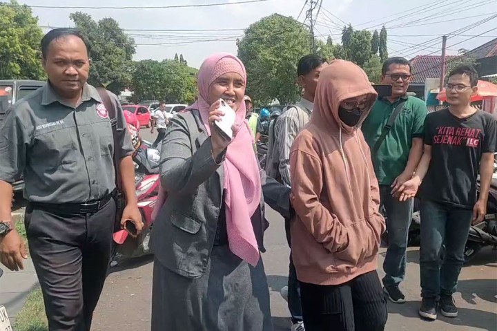 Lusiana, adik kandung Pegi Setiawan, tersangka kasus pembunuhan Vina Dan Eki delapan tahun silam, memenuhi panggilan untuk menjalani pemeriksaan penyidik Ditreskrimum Polda Jabar, di Mapolresta Cirebon Jawa Barat, Selasa, 28 Mei 2024 siang.