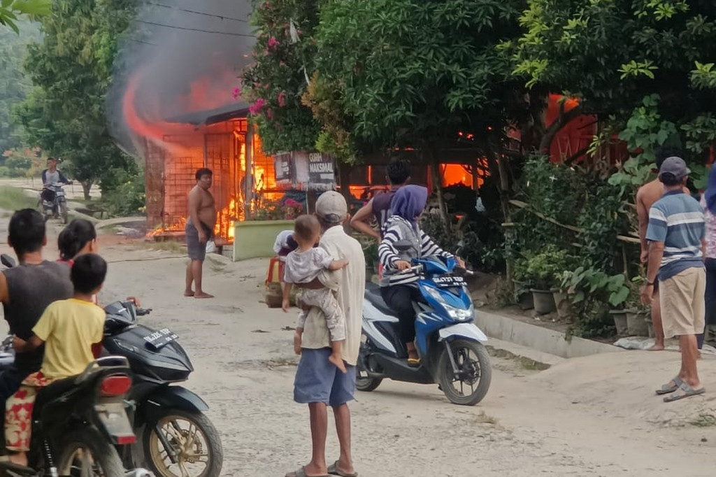 Sebuah warung klontong atau kios yang menempel dengan rumah di Huta I Nagori Silau Bayu, Kecamatan Gunung Maligas Kabupaten Simalungun Sumatra Utara terbakar, Selasa, 28 Mei 2024 dini hari sekitar pukul 06.45 WIB.