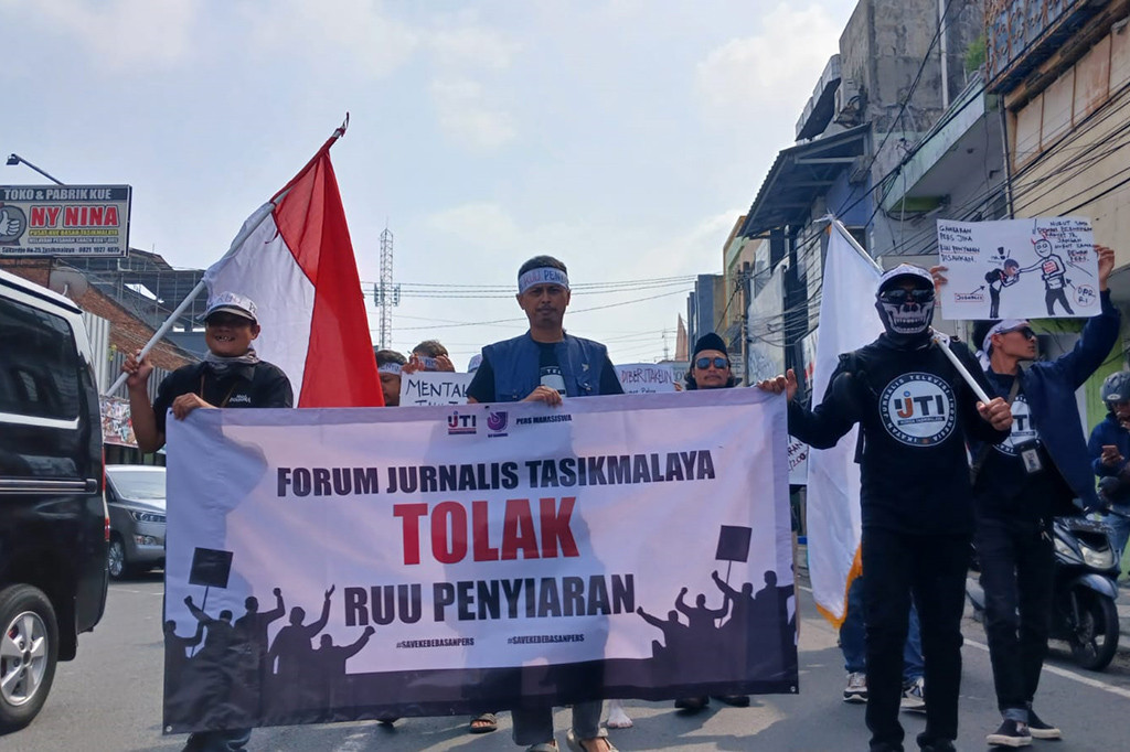 Puluhan jurnalis Ikatan Jurnalis Televisi Indonesia (IJTI), Aliansi Jurnalis Independen (AJI) dan mahasiswa yang tergabung dalam Forum Jurnalis Tasikmalaya melakukan unjuk rasa menolak revisi undang-undang (RUU) penyiaran nomer 32 tahun 2002 yang dinilai berpotensi menghalangi tugas jurnalis dan kebebasan pers.
