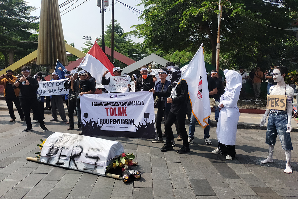 Para jurnalis itu, tergabung dalam beberapa organisasi seperti IJTI, AJI Bandung, Pers mahasiswa dan beberapa jurnalis personal di masing-masing media melakukan aksi unjuk rasa terkait penolakan revisi Undang-undang Nome 32 penyiaran menjadi kontroversial dan mencederai kemerdekaan pers.