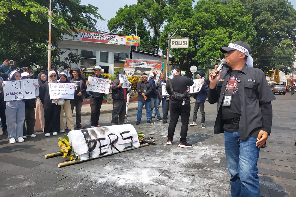 Puluhan jurnalis menggelar aksi longmarch yang dillakukannya dengan jalan mundur dari Jalan Dr Soekardjo menuju arah Taman Kota Tasikmalaya sejauh 1,5 kilometer dan mereka membawa spanduk bertuliskan tolak UU Penyiaran, poster, kranda dan menyampaikan orasi, mengumpulkan ID Card wartawan serta tabur bunga.