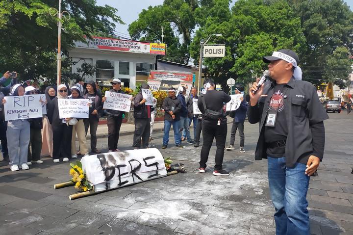 Puluhan jurnalis menggelar aksi longmarch yang dillakukannya dengan jalan mundur dari Jalan Dr Soekardjo menuju arah Taman Kota Tasikmalaya sejauh 1,5 kilometer dan mereka membawa spanduk bertuliskan tolak UU Penyiaran, poster, kranda dan menyampaikan orasi, mengumpulkan ID Card wartawan serta tabur bunga.