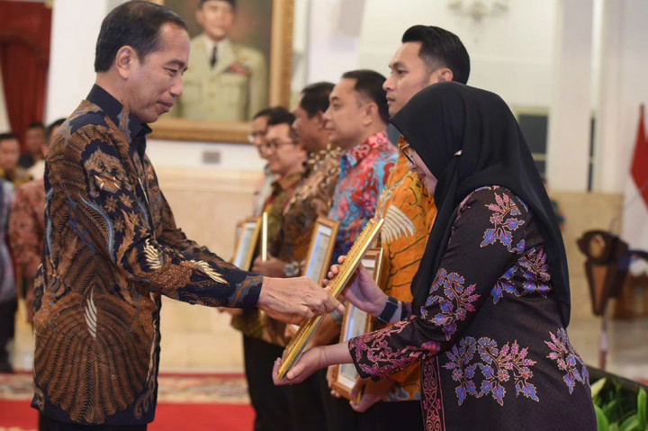 Lebih lanjut, Kepala Negara menyoroti adanya 27 ribu platform aplikasi di level pemerintah pusat maupun daerah yang tidak berjalan secara terintegrasi. Presiden pun menginstruksikan jajaran pemerintahan untuk berhenti menciptakan platform aplikasi baru per tahun 2024 guna mempercepat pelayanan publik dan meminimalisasi birokrasi yang rumit.