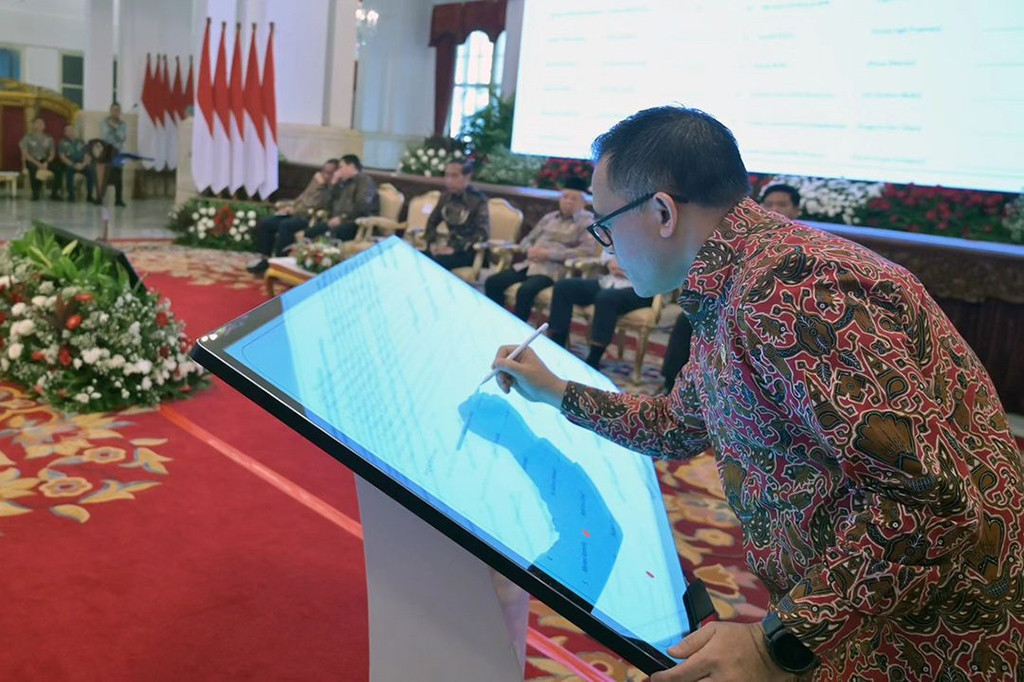 “Enggak akan mungkin tadi yang saya sampaikan mempermudah, mempercepat enggak. Tidak terintegrasi dan bahkan banyak yang justru tumpang tindih. Oleh sebab itu, perlu saya sampaikan, mulai tahun ini sudah saya sampaikan di Januari yang lalu berhenti membuat aplikasi baru,” tutur Presiden.