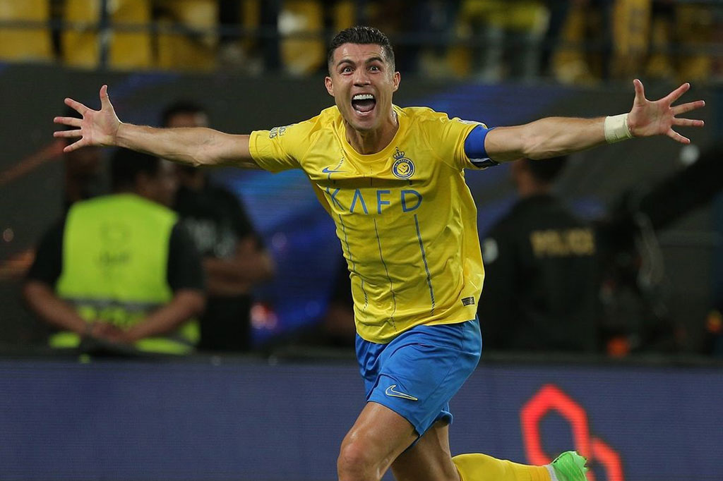 Pemain Al-Nassr Cristiano Ronaldo baru saja memecahkan rekor sebagai pencetak gol terbanyak Liga Arab Saudi dengan 35 gol saat dua golnya membantu kemenangan 4-2 atas Al-Ittihad pada pekan pamungkas di Stadion Al-Awwal, Selasa, 28 Mei 2024 WIB.