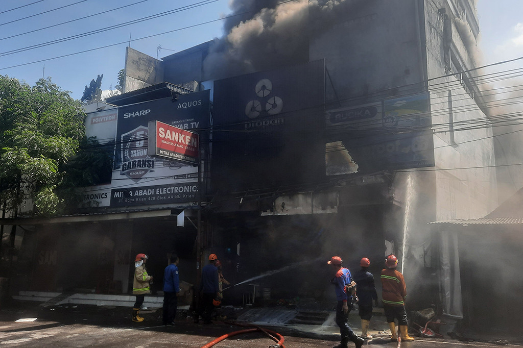 Banyaknya material mudah terbakar mengakibatkan api cepat berkobar, dan merembet ke lantai pertama dan ketiga. Bahkan api juga merembet ke toko elektronik di sebelahnya.