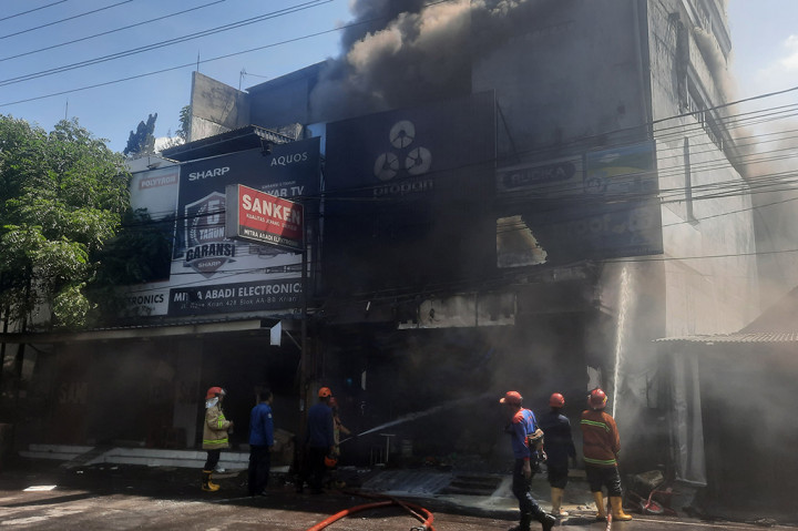 Banyaknya material mudah terbakar mengakibatkan api cepat berkobar, dan merembet ke lantai pertama dan ketiga. Bahkan api juga merembet ke toko elektronik di sebelahnya.