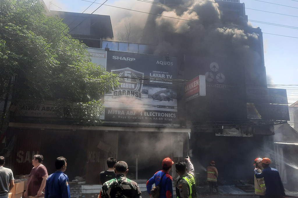 Dalam video amatir warga terlihat, kebakaran awalnya menimpa toko bahan bangunan, yang terdiri dari tiga lantai. Dari keterangan saksi mata, api berawal dari lantai dua bangunan tersebut.