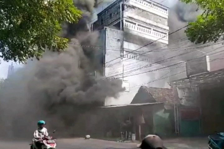 Kebakaran hebat menimpa toko bahan bangunan Sinar Jaya yang kemudian merambat ke toko elektronik, di kawasan Pasar Krian Kabupaten Sidoarjo, Selasa, 28 Mei 2024.