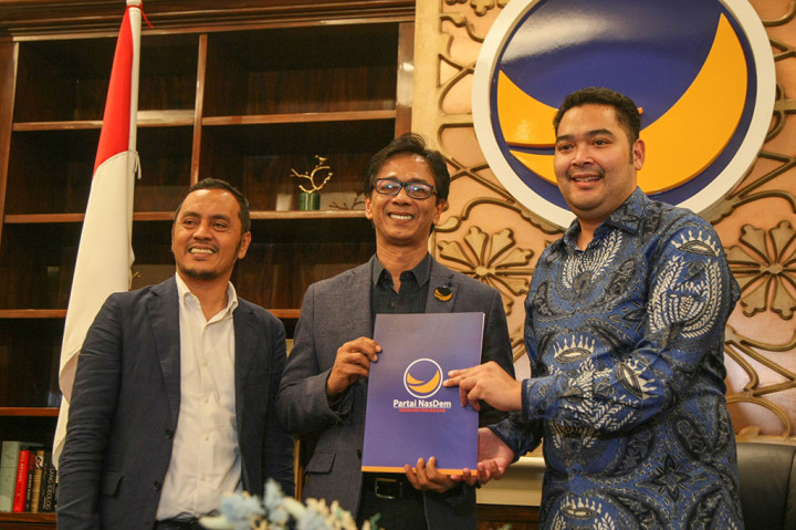 Partai NasDem memberikan surat rekomendasi kepada enam bakal calon kepala daerah di Sumatera dan Papua pada tingkat Provinsi dan Kabupaten/Kota untuk segera bersiap dalam Pilkada 2024.