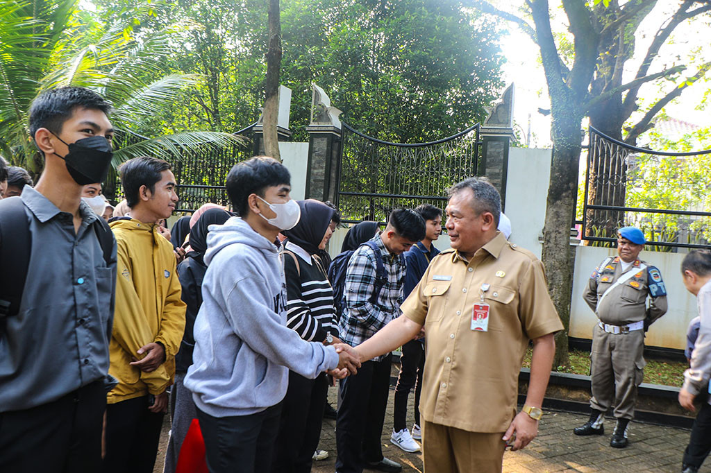 Sulitnya mendapatkan pekerjaan, membuat ribuan pencari kerja rela antri di bursa tenaga kerja yang digelar Dinas Ketenagakerjaan dan Transmigrasi (Disnakertrans) Purwakarta, melalui program bursa lowongan kerja atau Job Fair 2024.