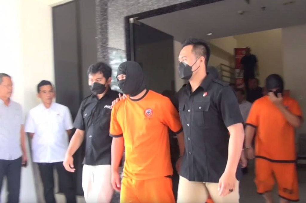 Direktorat Reserse Narkoba Kepolisian Daerah Jawa Barat, tangkap lima pengedar narkotika jenis sabu jaringan Aceh yang akan diedarkan di wilayah Jawa barat. Polisi sita barang bukti sabu seberat 24 kilogram lebih yang berasal dari Tiongkok.