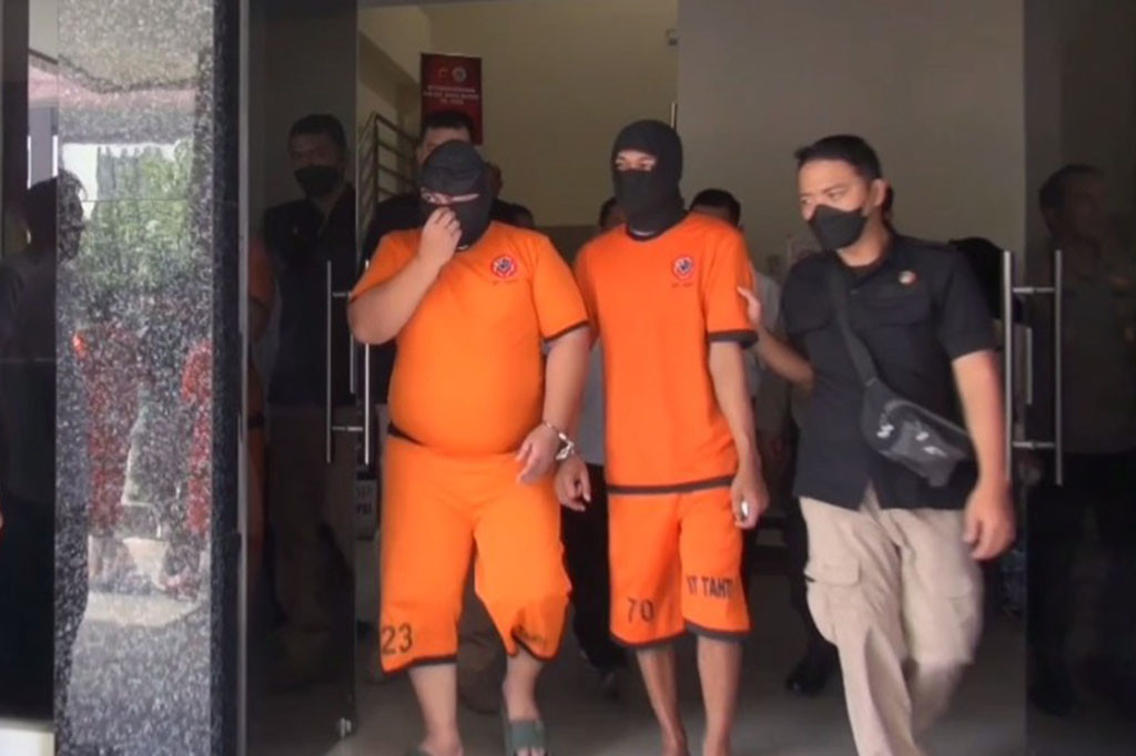 Saat dilakukan penangkapan dan penggeladahan petugas menemukan barang bukti sabu 21 kilogram yang disembunyikan dalam koper tersangka. Selain di Sukabumi kepolisian juga menangkap para pelaku lainnya diberbagai daerah dengan barang bukti 3 kilogram lebih.