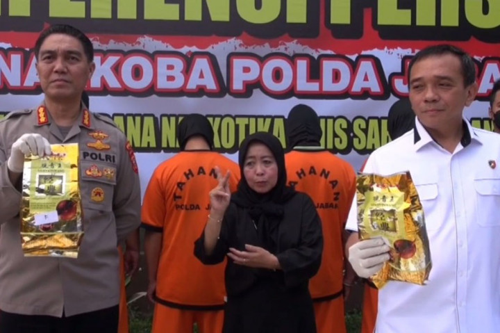 Tak berhenti disitu, pengembangan penyidikan terus dilakukan untuk mengungkap asal muasal sabu tersebut. Kemudian, polisi pun berhasil menangkap dua orang tersangka lainnya berinisial UZ di Katapang, Kabupaten Bandung, dan MN di Bandara Sukarno Hatta. Dan terakhir petugas amankan satu tersangka lain berinisial AA di Bireun, Aceh.