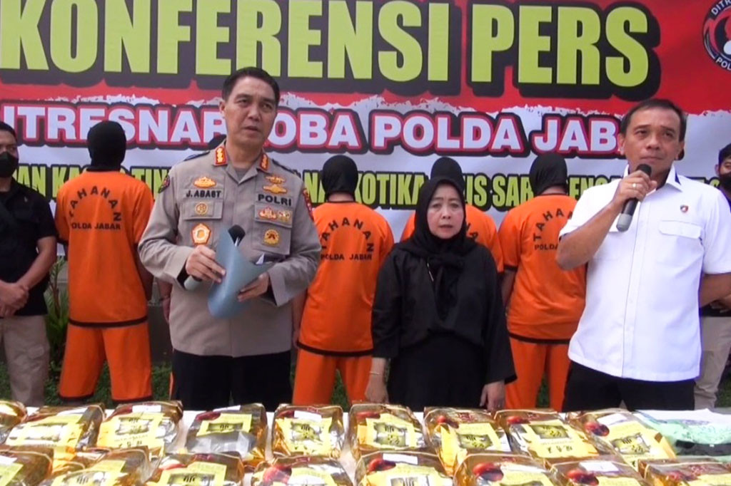 Pengungkapan kasus peredaran sabu jaringan Aceh ini menurut Kabid Humas Polda Jabar kombespol Jules Abraham abast, mengatakan berawal dengan tertangkapnya satu tersangka H yang kedapatan menguasai 20,8 kg sabu di wilayah Kabupaten Sukabumi. Kemudian dilakukan pengembangan dan diamankan tersangka berinisial M yang kedapatan menguasai 3,3 kg sabu di daerah Jakarta Selatan,