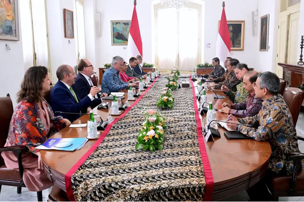 Airlangga mengatakan, Presiden telah membentuk tim untuk percepatan aksesi Indonesia sebagai negara tetap anggota OECD. Proses aksesi Indonesia menjadi anggota tetap OECD, kata Airlangga, juga akan terintegrasi dengan pembangunan jangka menengah.