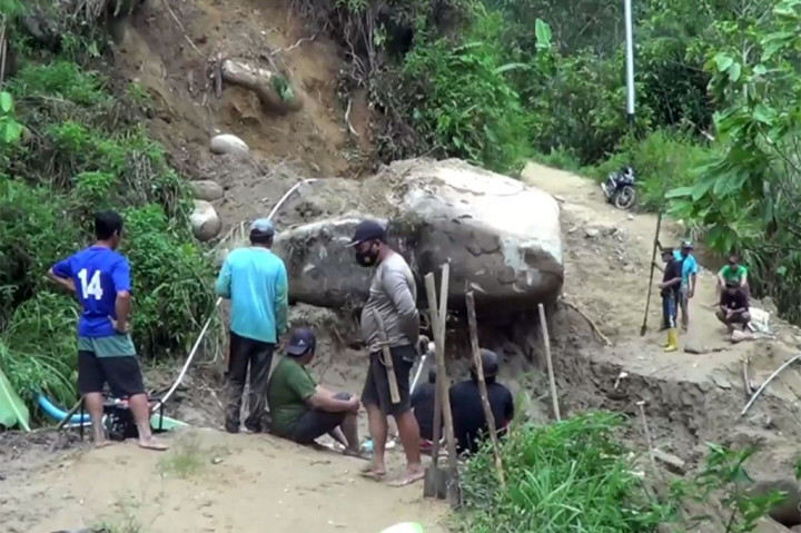 Sejumlah desa di Mamasa, Sulawesi Barat masih tersiolir akibat tertutup material longsor. Untuk membuka akses jalan, warga bergotong royong memindahkan batu yang berukuran cukup besar di tengah jalan.