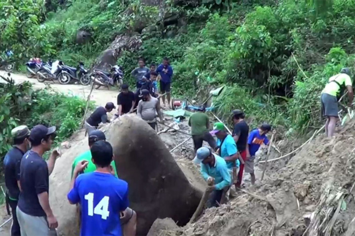 Di sepanjang jalan ini ada banyak batu yang berukuran besar menutupi badan jalan sehingga tidak dapat diakses oleh kendaraan roda dua maupun empat. 