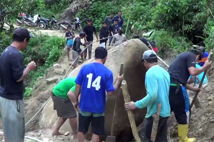 Menurut Kepala Desa Salu Dengen, Kilion, jalur ini merupakan jalan penghubung antara Desa Salu Assing dengan Desa Salu Dengeng dan Rante Tarima. Akibatnya, warga terpaksa menyimpan kendaraannya di kecamatan Mambi lalu berjalan kaki sejauh tujuh kilometer menuju desa mereka.