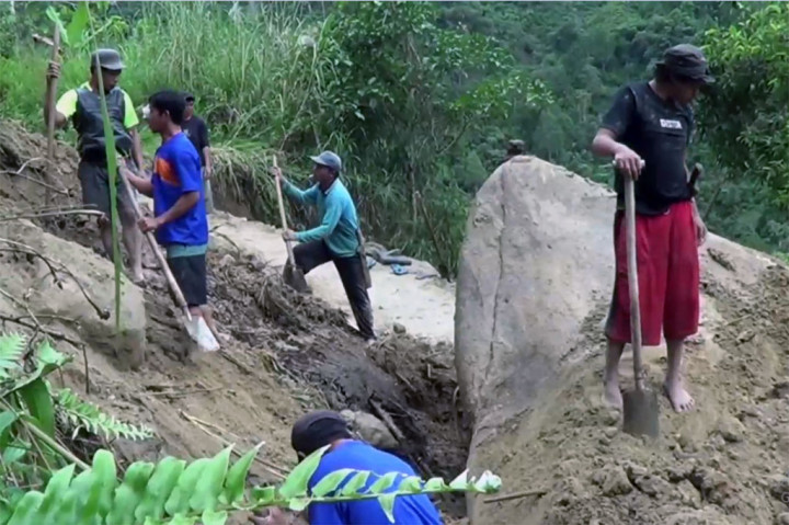Warga berharap agar pemerintah daerah setempat segera mengerahkan alat berat ke lokasi untuk membersihkan material longsor agar jalur tersebut kembali dapat diakses oleh kendaraan.