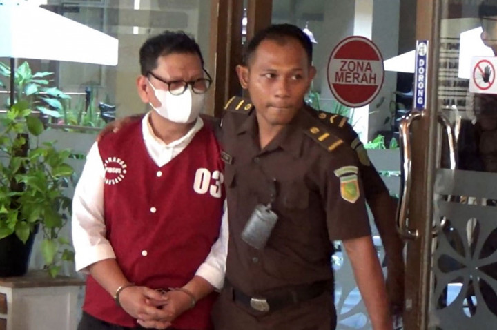 Kejaksaan Tinggi Daerah Istimewa Yogyakarta menetapkan Direktur Utama PT Taru Martani berinisial NAA sebagai tersangka tindak pidana korupsi yang merugikan keuangan negara hingga Rp18,7 miliar. Tersangka langsung ditahan.