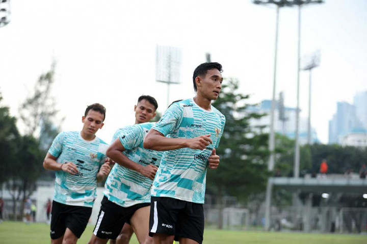 Menu latihan perdana ini adalah fokus latihan penguatan fisik, salah satunya dengan memutari setengah lapangan selama kurang lebih 30 menit.