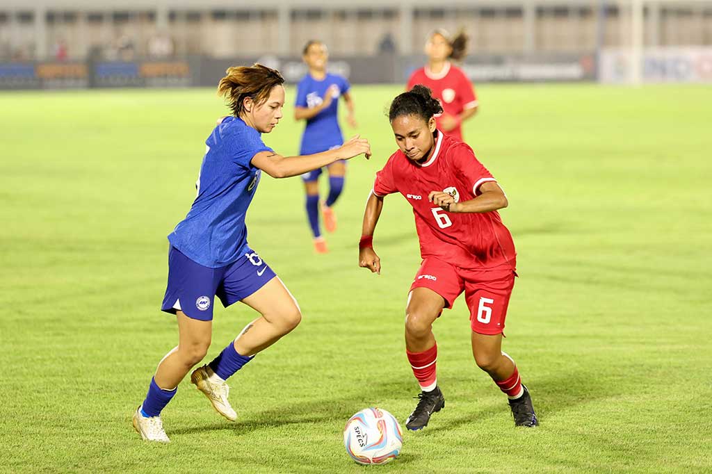 Anak-anak asuh pelatih Satoru Mochizuki terus menguasai pertandingan dengan menciptakan beberapa peluang. Namun, sayangnya pada menit ke-19, Indonesia kebobolan lewat sundulan Dorcas Chu. Skor pun sama kuat 1-1 hingga akhir 45 menit pertama.