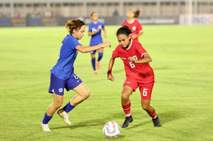 Anak-anak asuh pelatih Satoru Mochizuki terus menguasai pertandingan dengan menciptakan beberapa peluang. Namun, sayangnya pada menit ke-19, Indonesia kebobolan lewat sundulan Dorcas Chu. Skor pun sama kuat 1-1 hingga akhir 45 menit pertama.