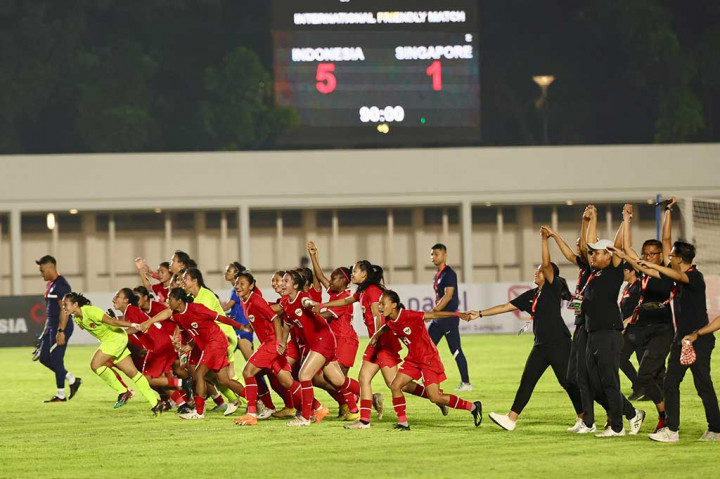 Pada tambahan waktu, pemain pengganti Reva Oktaviani melengkapi kemenangan Indonesia ketika solo run-nya menjebol gawang Singapura untuk kelima kalinya sehingga skor akhir berubah dengan skor 5-1.