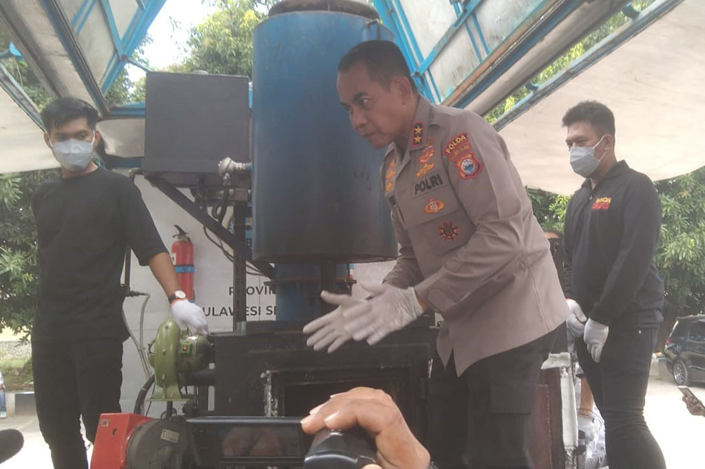 Kepolisian Daerah Sulawesi Selatan, Rabu, 29 Mei 2024, memusnahkan barang bukti kasus penyalahgunaan narkotika dan obat terlarang (Narkoba) di halaman Mapolda Sulsel, Jalan Perintis Kemerdekaan, Makassar, dengan menggunakan mesin pemusnah.