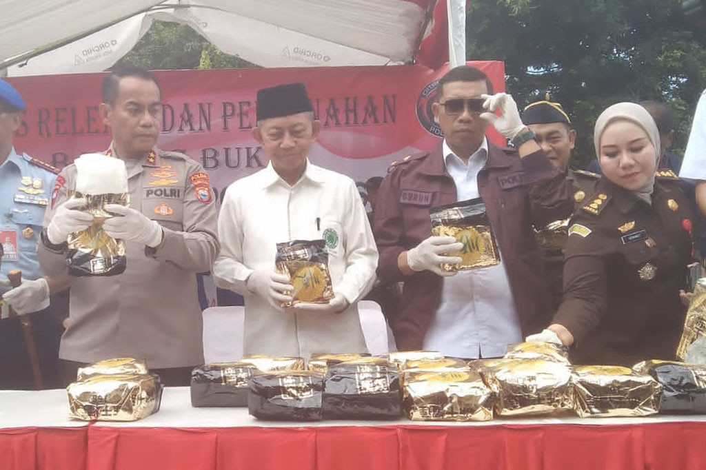 Kapolda Sulsel Irjen Andi Rian R Djajadi mengungkapkan, barang bukti yang dimusnakan itu senilai Rp46 miliar, dan merupakan tangkan dari Polres Barru, Polrestabes Makassar dan Polda Sulsel sendiri, dengan empat orang tersangka.