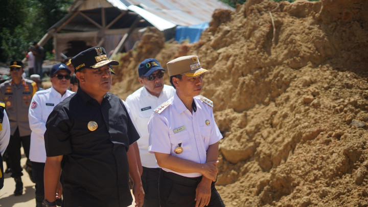 Bencana tanah longsor terjadi di Kabupaten Mamasa, Sulawesi Barat. Sebanyak tiga desa masih terisolir, lantaran ada dua titik longsor, yang membuat akses jalan masih tertimbun material longsor, yaitu di Desa Salu Kepopo, Salu Dengen, dan Desa Rante Tarima, Kecamatan Bambang.