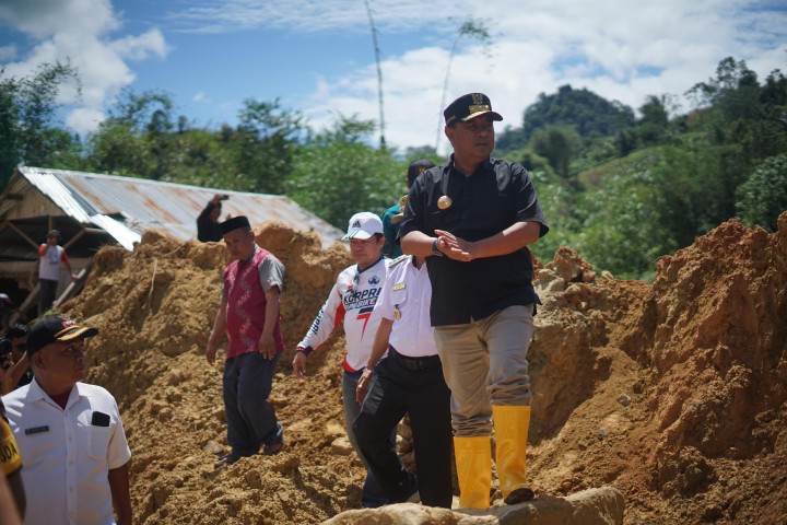Saat ini, sudah ada tiga alat berat yang dikerahkan, untuk melakukan pembersihan dua titik longsor untuk membuka akses di tiga desa tersebut dan bantuan sementara terus dikerahkan.