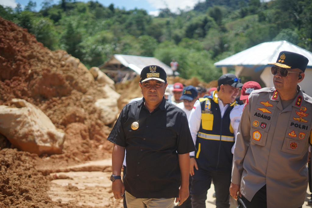 Penjabat (Pj) Gubernur Sulbar, Bahtiar Baharuddin, Rabu, 29 Mei 2024, yang langsung meninjau lokasi longsor dan memberikan bantuan untuk warga yang terdampak longsor, yang juga terjadi di dua desa lain, yaitu Desa Baruru, Kecamatan Aralle, dan Desa Tokka, Kecamatan Pana, Mamasa.